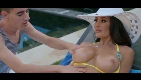 Stunning Milf Lisa Ann Lays Hand On Pool Boy